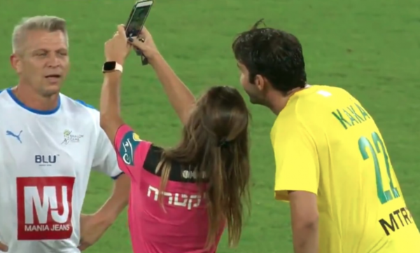 HOY / Detiene el juego para sacarse una selfie con Kaká