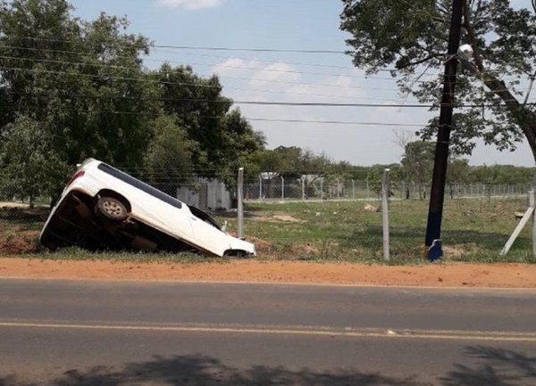 Limpio: Conductora chocó contra una columna | Noticias Paraguay