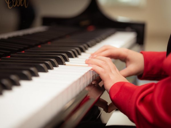 Fiscalía acusa a profesor de piano por supuesto abuso sexual