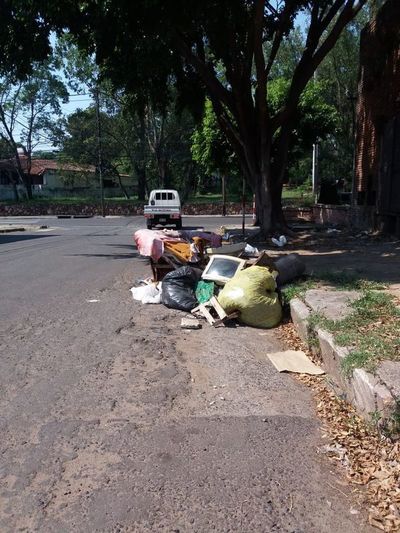 Arrojan sus desechos a la calle - Crónicas Ciudadanas - ABC Color