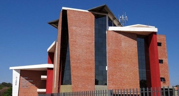 HOY / Prohibido short, exceso de afecto y vestido corto en Ingeniería: críticas y burlas