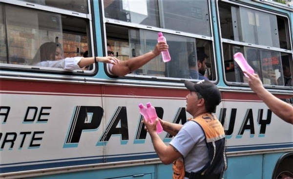 HOY / Agua fresca en paradas de   micros: ante ola de calor que  puede matar activan alerta