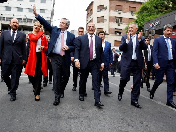 Fernández promete reactivar y proteger la industria argentina