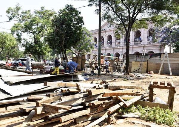 Despeje deja ver destrozos en la plaza Independencia - Locales - ABC Color