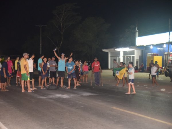Pobladores de Ypané se manifiestan por cortes de luz y falta de agua
