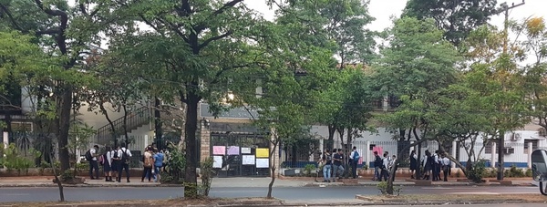 Estudiantes toman el Colegio Stella Maris y exigen la destitución del director y de los miembros de la ACE - ADN Paraguayo