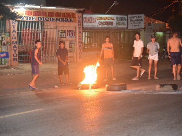 Cerraron Acceso Sur por falta de luz y agua