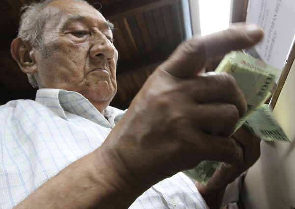Adultos mayores, herederos y pensionados cobran en la fecha sus pensiones | .::Agencia IP::.