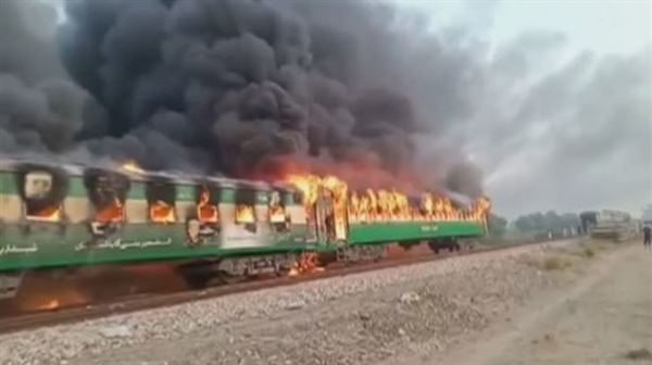 Tragedia en Paquistán: al menos 71 muertos en un incendio de un tren de pasajeros | .::Agencia IP::.