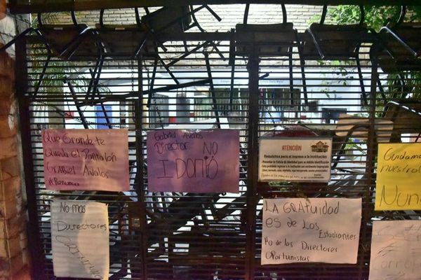 Toman colegio y piden destitución de Director