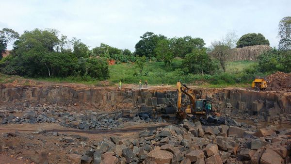 Clausuran cantera de piedra por daños ambientales en Presidente Franco