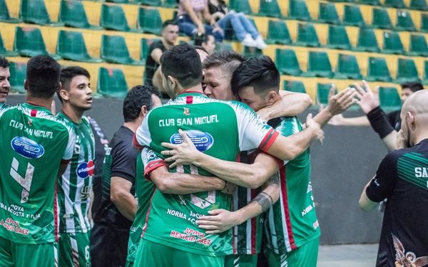 Kyrios golea para seguir en lo alto