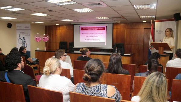 Funcionarios se instruyen en taller sobre salud mental