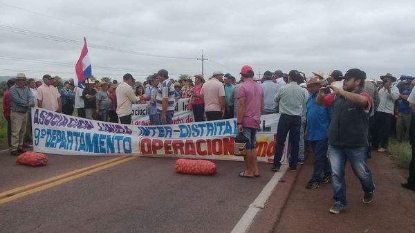 Productores de papa y cebolla cierran ruta en Carapeguá - Nacionales - ABC Color