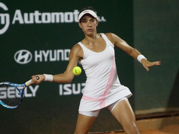 Verónica Cepede remonta y avanza en el Centenario Open