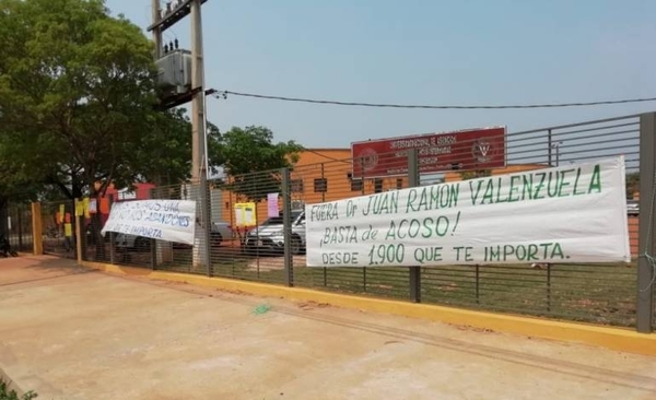 HOY / Las acosa sexualmente y si no acceden las aplaza: alumnas de Veterinaria acusan a docente