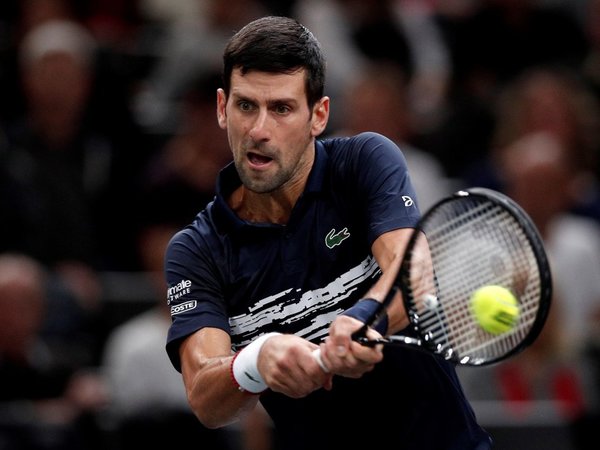 Un irregular Djokovic enfila a cuartos donde aguarda Tsitsipas