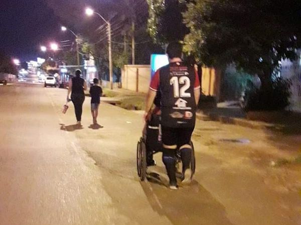 San Ignacio; lleva a su madre habitualmente a la cancha, porque ella quiere ver el partido de su hijo - Digital Misiones