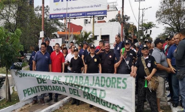 HOY / Guardiacárceles no aflojan en ir a huelga y 'desnudan' traba legal: "A algo le tienen miedo"