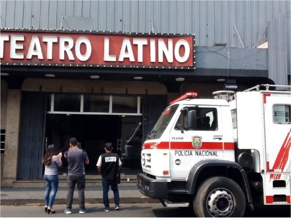 Bomberos controlan incendio en el Teatro Latino