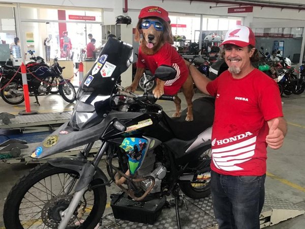 Jonás y Térix recorren el mundo en moto