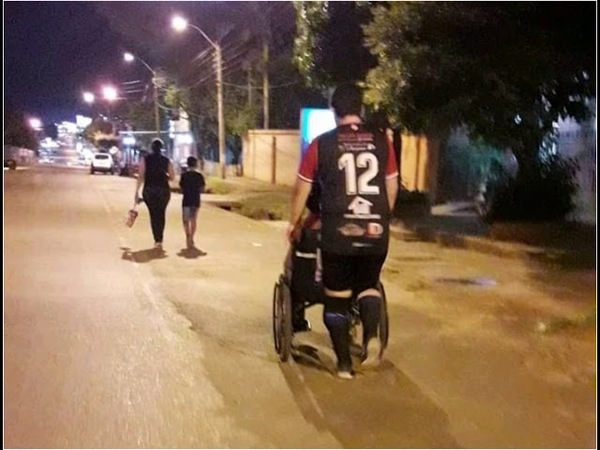 Su madre quiso verlo jugar y el sin dudar la llevó a la cancha