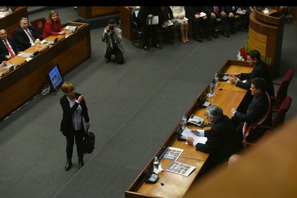 Desirée pide informe sobre bienes de Cartes