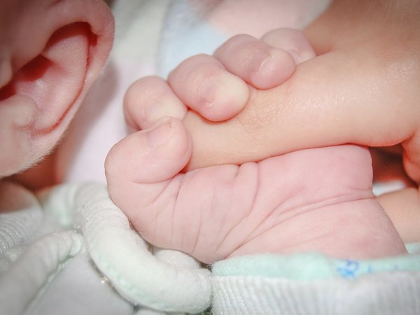 Investigación sobre bebé sin rostro se extiende a clínica de ecografías
