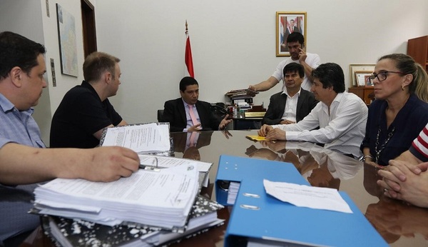 Concejales de Lambaré presentan pedido de intervención en el Ministerio del Interior.