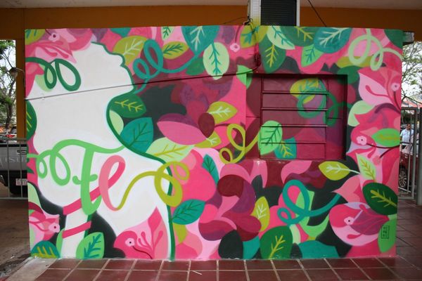 Octubre Rosa: pintan mural para alentar a pacientes a seguir adelante