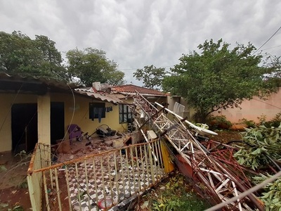 Fuertes vientos dejan heridos y destrozos en el este