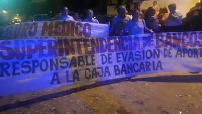 Gremios bancarios se manifiestan en contra del superintendente del BCP » Ñanduti