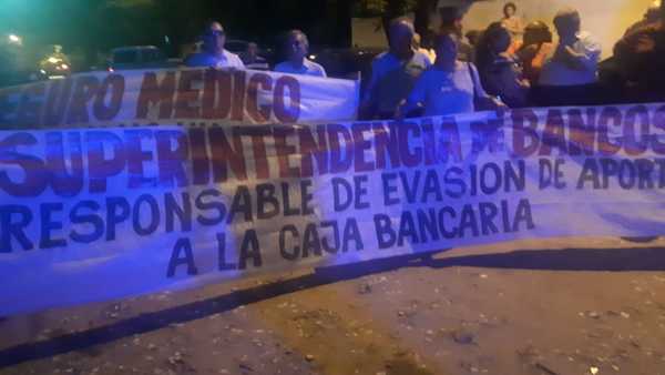 Gremios bancarios se manifiestan en contra del superintendente del BCP » Ñanduti