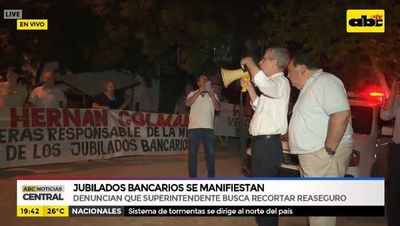 Jubilados escrachan al superintendente de Bancos por recortes a beneficios - Nacionales - ABC Color