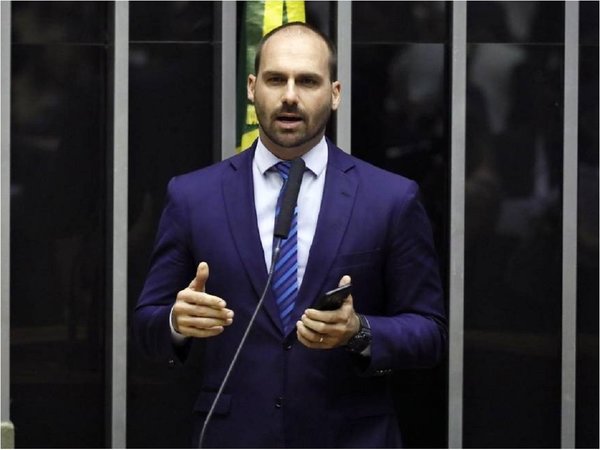 El hijo de Bolsonaro se disculpa tras amenazar con medidas dictatoriales