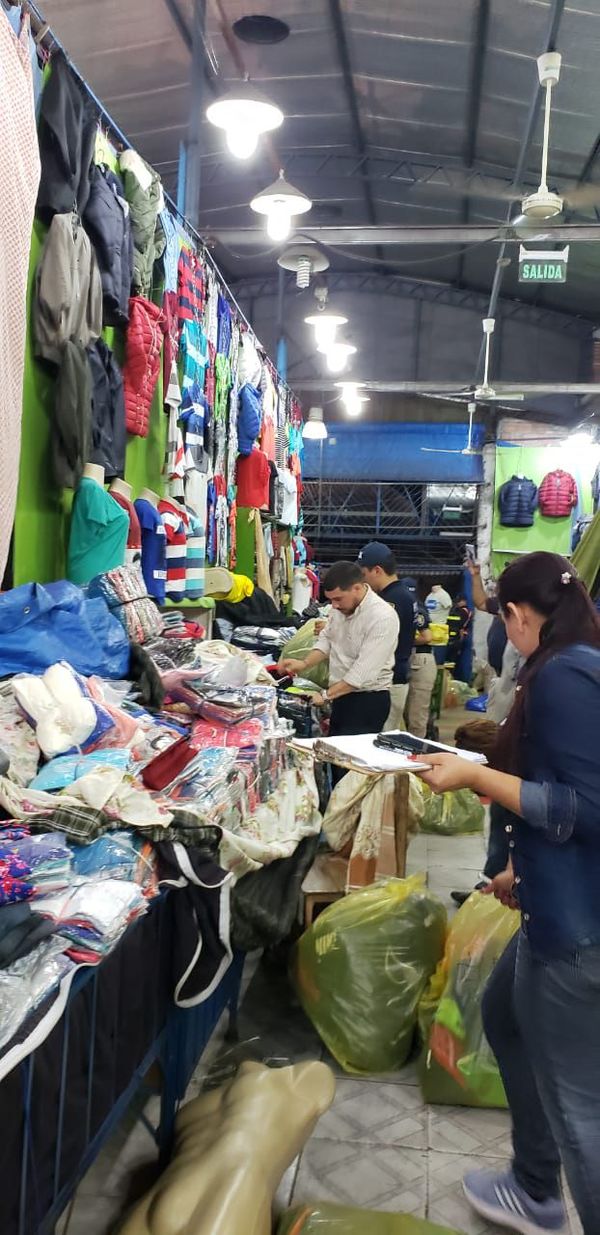Allanan zona de comercios bolivianos en el Mercado 4 - Nacionales - ABC Color