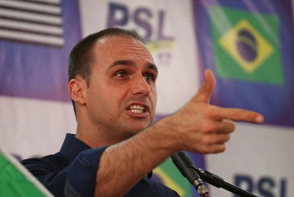 Hijo diputado de Bolsonaro menciona posible restauración de la dictadura en Brasil - Mundo - ABC Color