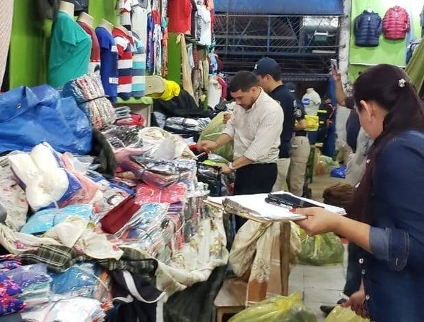 HOY / Mercado 4: allanan comercios bolivianos e incautan ropas falsificadas