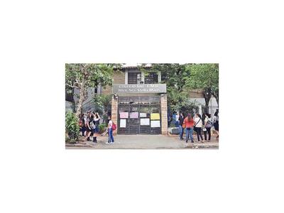 Pagaban para usar baño en un colegio