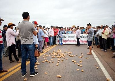 Productores de papa y cebolla cerraron ruta - Economía - ABC Color