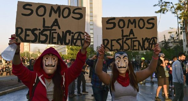 Disfraces y algunos disturbios marcan las protestas en Chile en el día de Halloween - .::RADIO NACIONAL::.