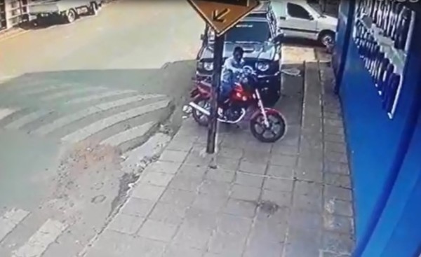 Hurtan biciclo frente a farmacia