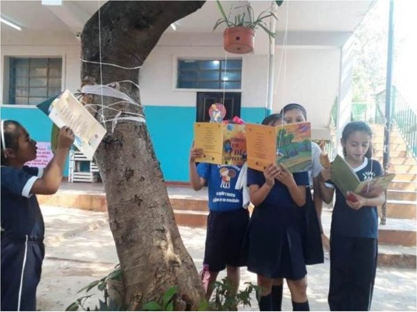 Árboles "atrapan" a chicos con sus libros