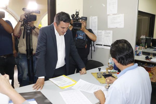 Petta presenta documentos y se defiende en la Contraloría