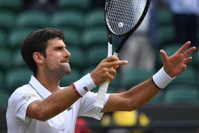 Djokovic arrolla a Tsitsipas en cuartos de París-Bercy