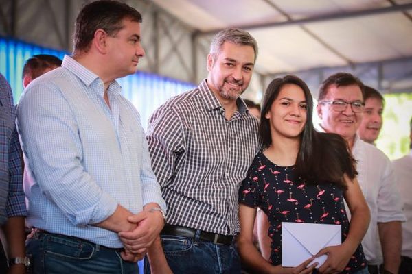 Cerca de 1.000 jóvenes recibieron becas universitarias