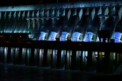 Itaipú se ilumina de azul todo este noviembre | Noticias Paraguay