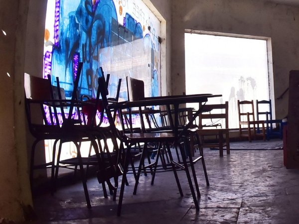 Edificio de USD 2.000.000 del MEC hoy funciona como taller de pupitres