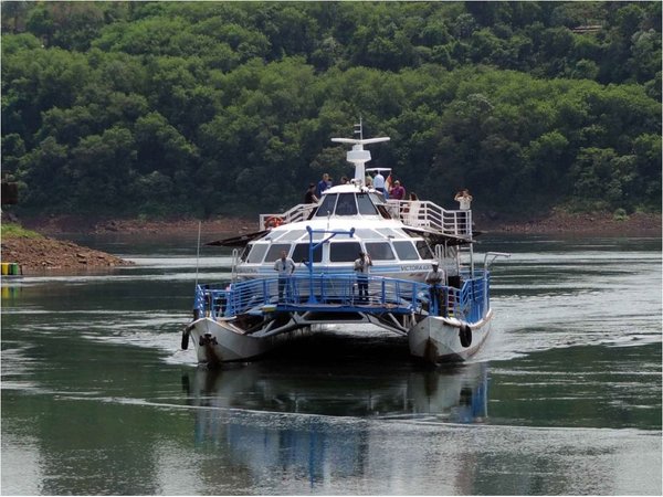 Empieza a operar catamarán en el puerto histórico de Pdte. Franco