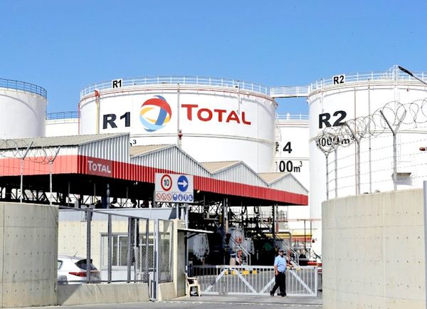 Gigantes petroleros deben bajar producción